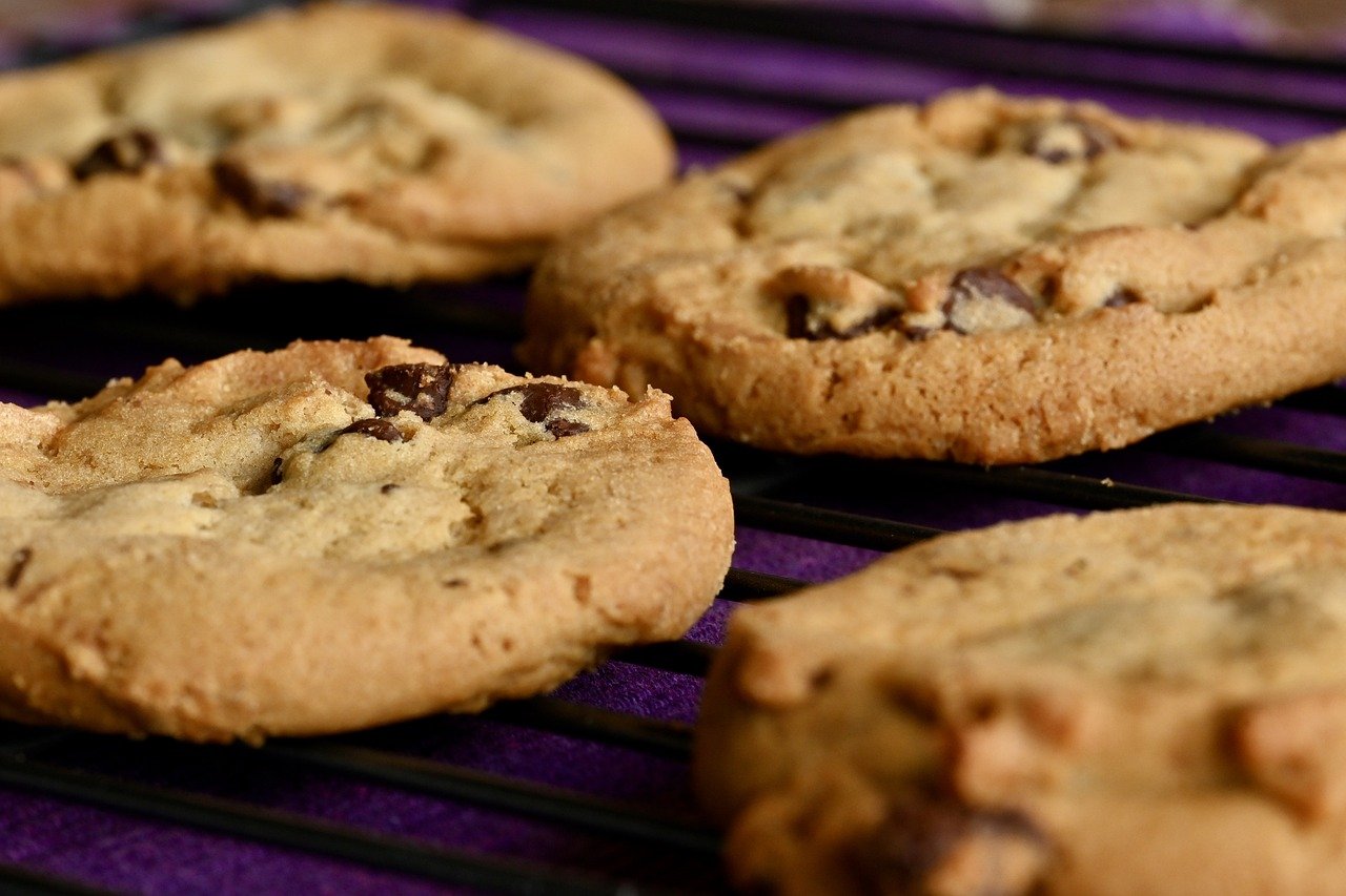 4 chocolate chips cookies